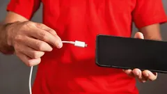 Telefon ładuje się powoli? Eksperci wskazali główny problem i rozwiązanie