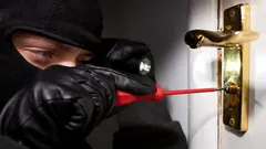 Złodzieje zwracają uwagę na ten szczegół na drzwiach – tak wybierają mieszkanie do włamania