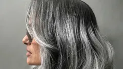 Koloryzacja włosów po 70.: tajemnica odcieni, które nie postarzają, a odmładzają